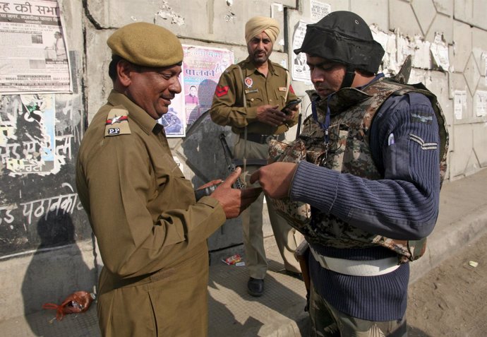 Soldados de la fuera aérea india comprueban los documentos de identidad