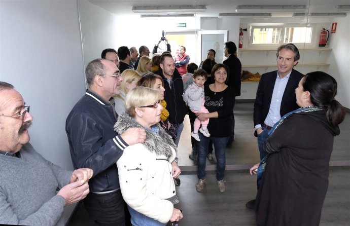 El alcalde visita el local de Sixto Obrador 