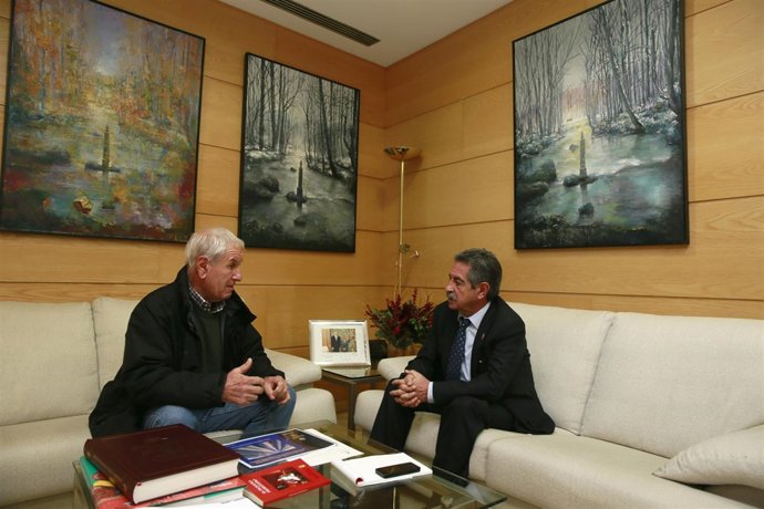 El presidente cántabro con el alcalde de Herrerías 