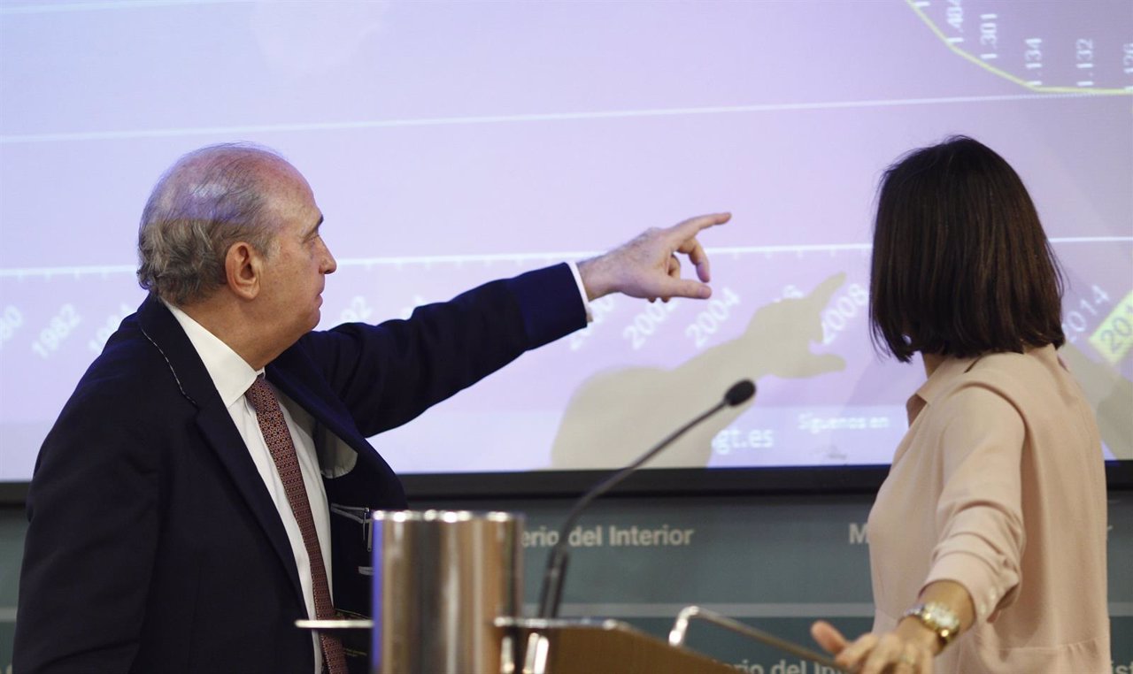 María Seguí y Jorge Fernández Díaz en le balance de Tráfico