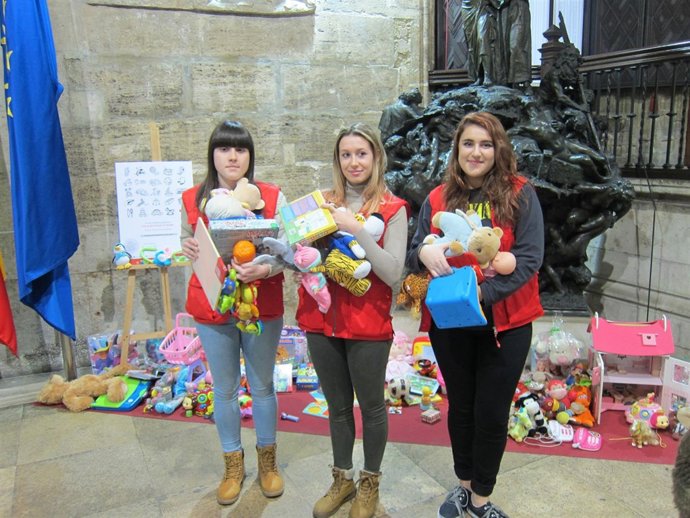 Voluntarias de Cruz Roja con juguetes recogidos en la Campaña de Navidad