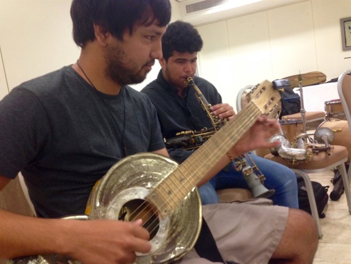 Jóvenes músicos durante el ensayo del concierto