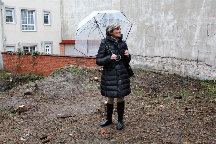 La concejala de Urbanismo, Ana Franco, durante la visita al solar