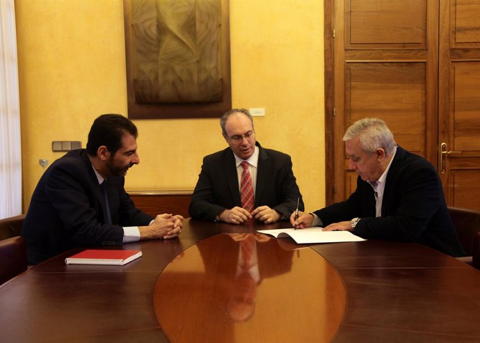 Javier Arenas firma su renuncia al escaño