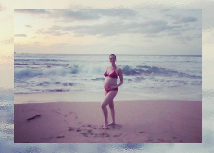 Anne Hathaway luce barriguita en la playa