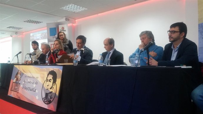 Representantes de los partidos firmando el manifiesto por Venezuela