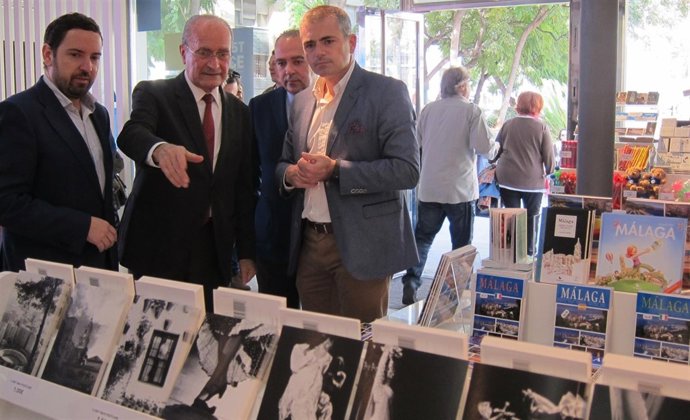 De la Torre visita tienda en oficina de turismo