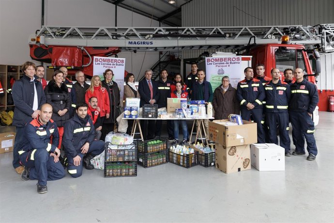 Entrega de alimentos recaudados por bomberos del 112 de Los Corrales