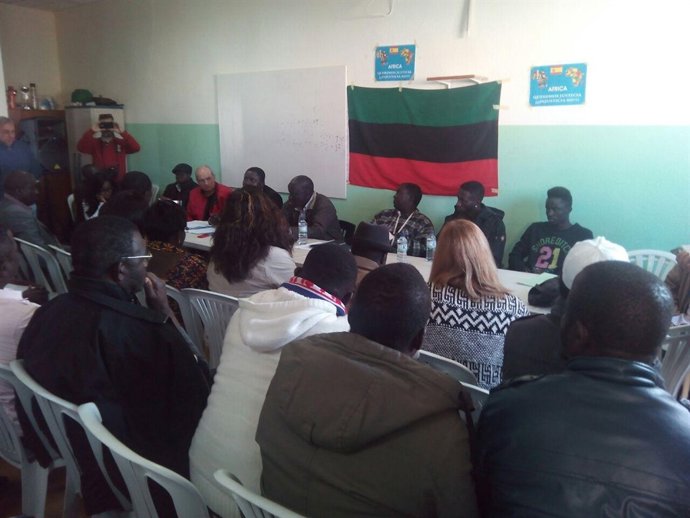 Familiares y compatriotas del guineano fallecido en Roquetas, en rueda de prensa