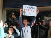 "Colas y colas" en la administración de El Gordo, en Roquetas