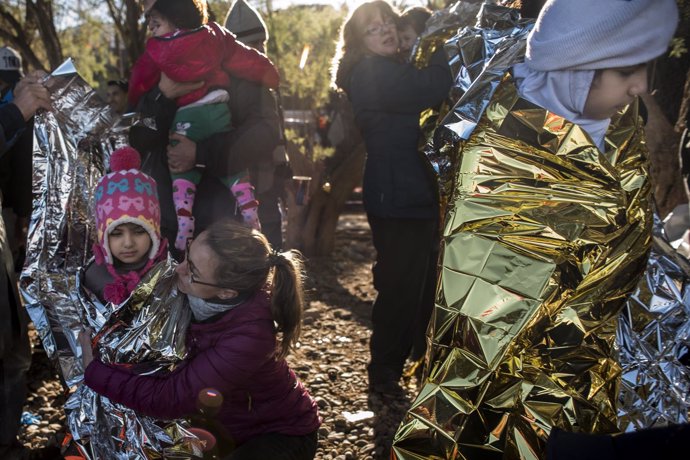 Ciento de personas refugiadas, muchos de ellos niños, llegan a Lesbos