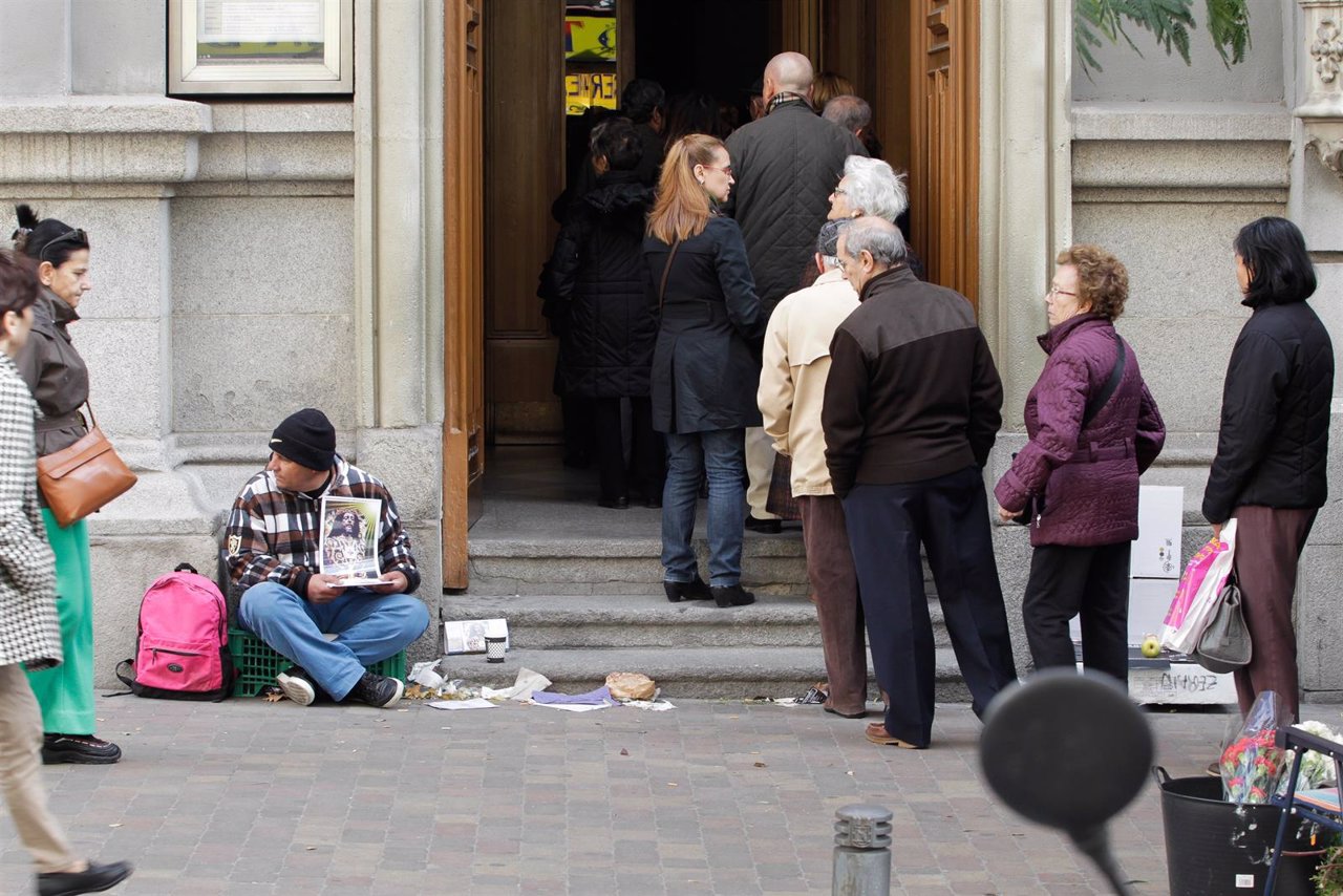 Pobreza, pobre, indigente, mendigo, sin techo, persona pidiendo en la calle