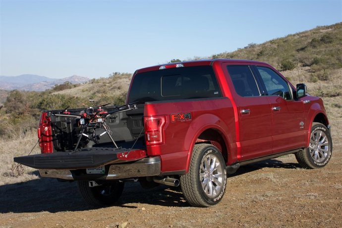 Ford F-150 y un dron de DJI