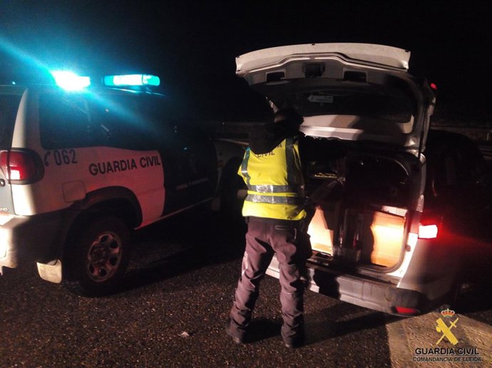 Registro de un coche con tabaco de contrabando