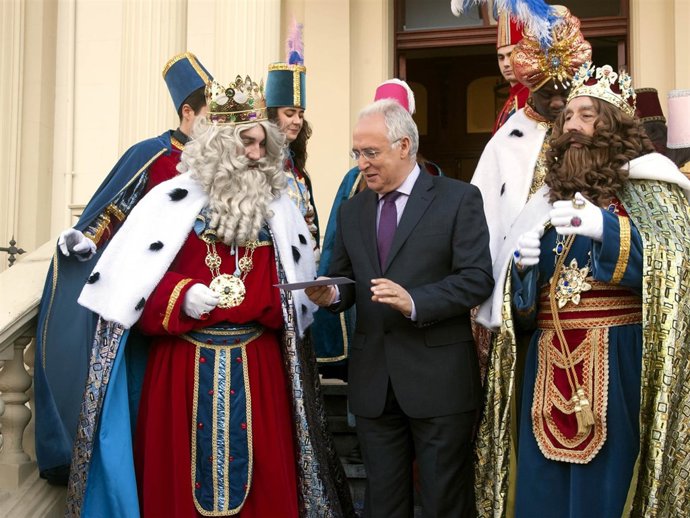 Ceniceros entrega su carta a los Reyes Magos