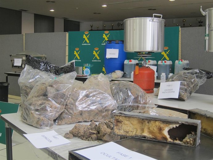 Alijo de cocaína negra intervenida por la Guardia Civil en Barcelona y Canarias