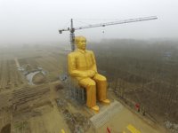 China levanta una gran estatua de Mao en una zona rural del país