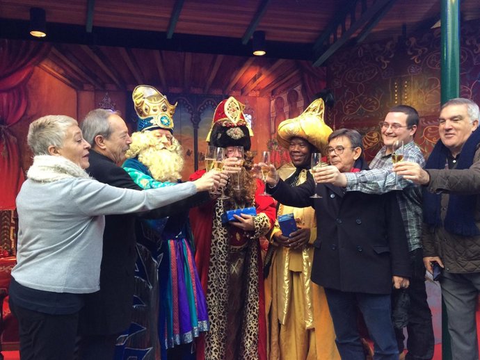 Sus Majestades Los Reyes con los representantes del Ayuntamiento. 