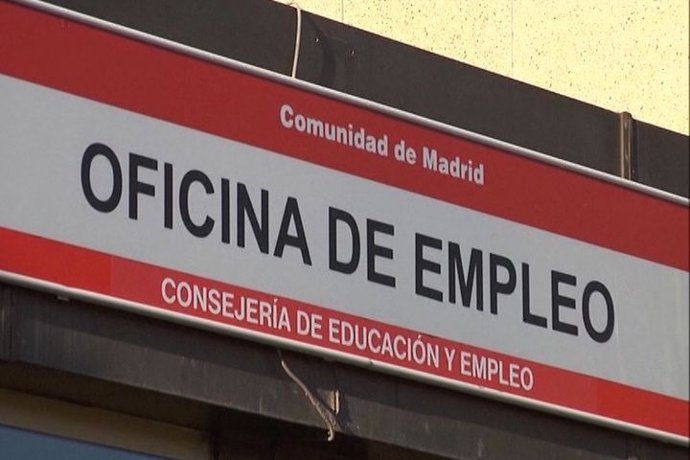 El paro bajó en 354.203 personas en 2015