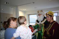 Los Reyes Magos llevan los regalos a los niños del Materno Infantil