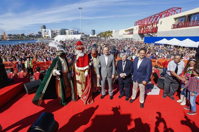 Los Reyes Magos junto al alcalde en la bienvenida de la ciudad en el muelle