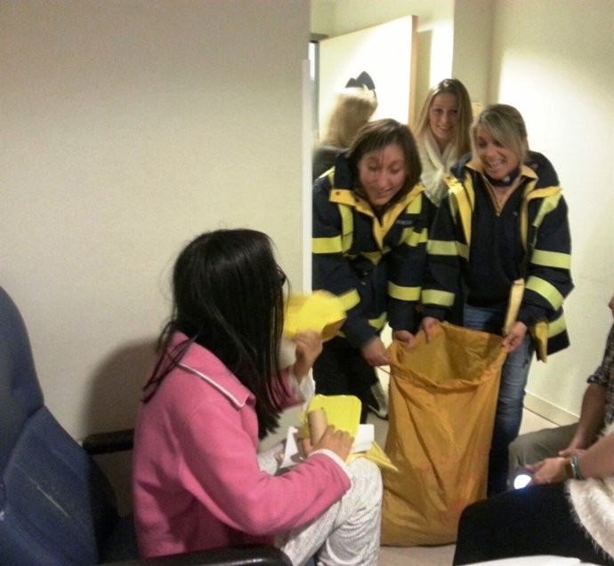 Voluntarios de Correos recogen cartas en el Hospital Valdecilla 