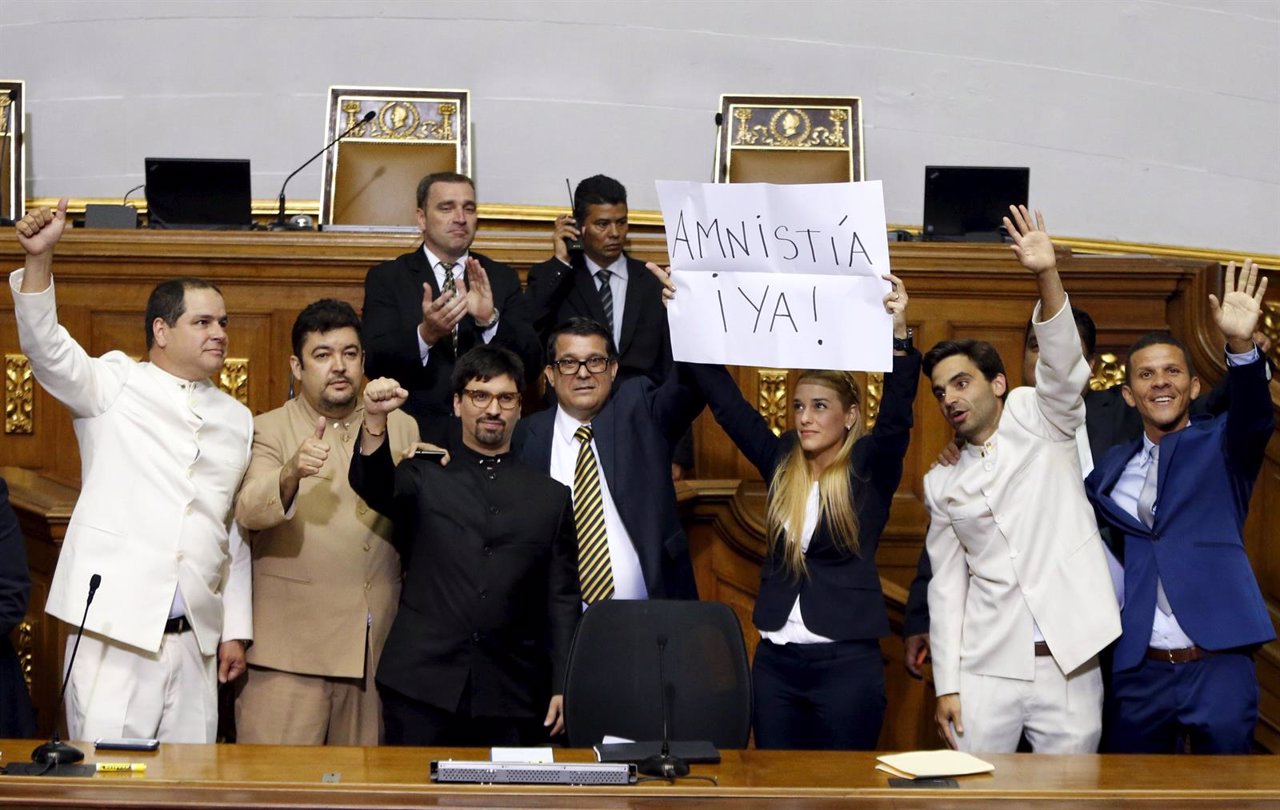 Tintori y otros opositores en la Asamblea Nacional de Venezuela