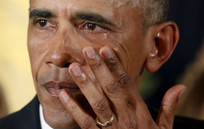 El presidente de Estados Unidos, Barack Obama, llora