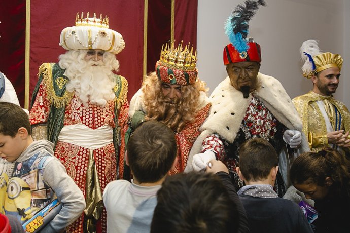 Los Reyes Magos entregan juguetes en la Fundación Cajasol