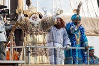 Las cabalgatas de los Reyes Magos inundan de ilusión las calles españolas