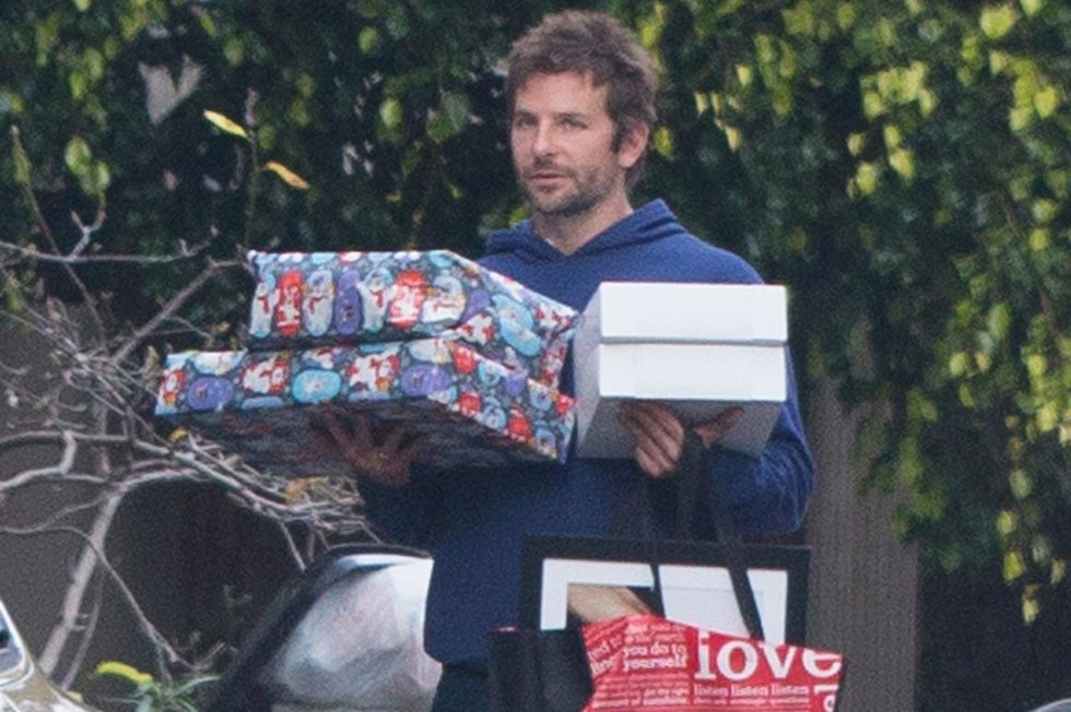 Bradley Cooper con muchos regalos paseando por Los Angeles*EXCLUSIVE* Malibu, CA