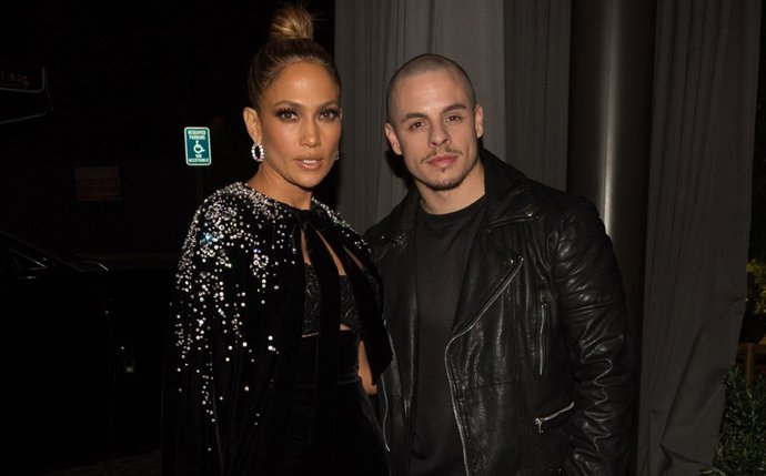 LOS ANGELES, CA - NOVEMBER 22:  Actress/recording artist Jennifer Lopez (L) and 