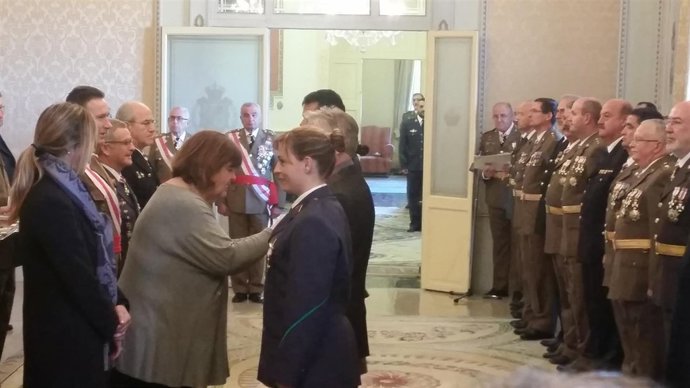 Xelo Huertas dando una condecoracón enla Pascua Militar