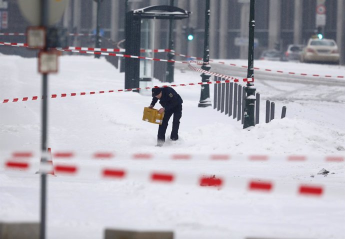La Policía retira un paquete sospechoso junto a la oficina de Merkel en Berlín