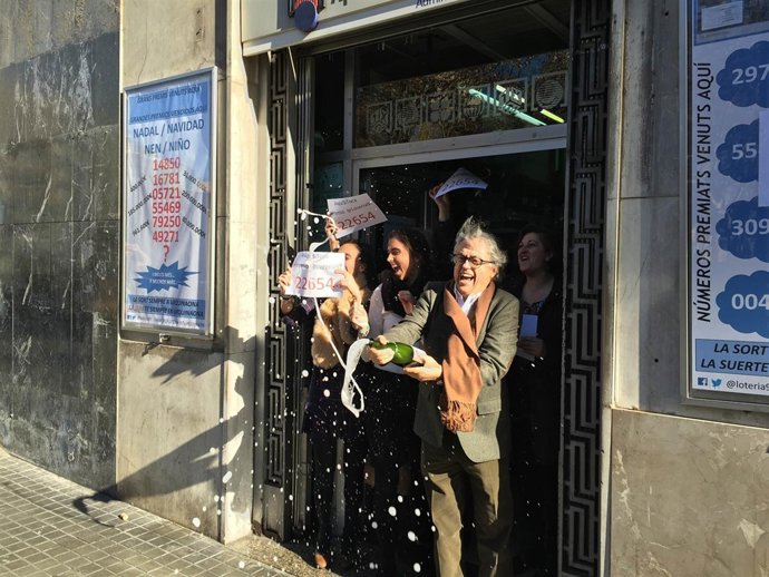 Lotero de plaza Urquinaona de Barcelona reparte el primer premio de El Niño