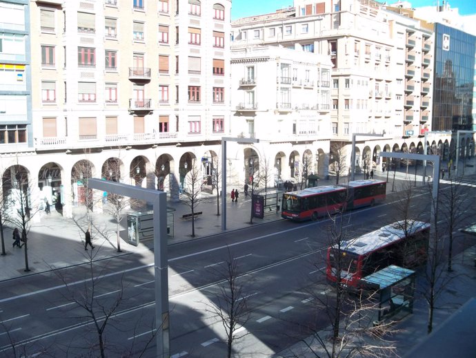 Dos autobuses de Zaragoza circulando por el Paseo Independencia
