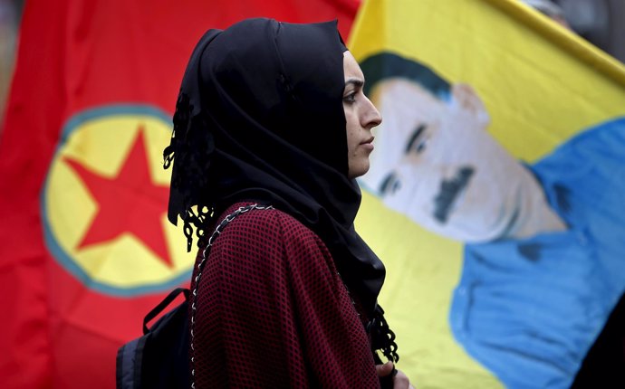 Una manifestante junto a una imagen de Abdulá Ocalan, líder del PKK