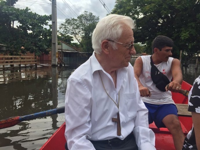 El padre Ángel visita la ciudad de Asunción (Paraguay) tras las inundaciones