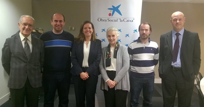 Representantes de CaixaBank y ONAY en la firma del convenio