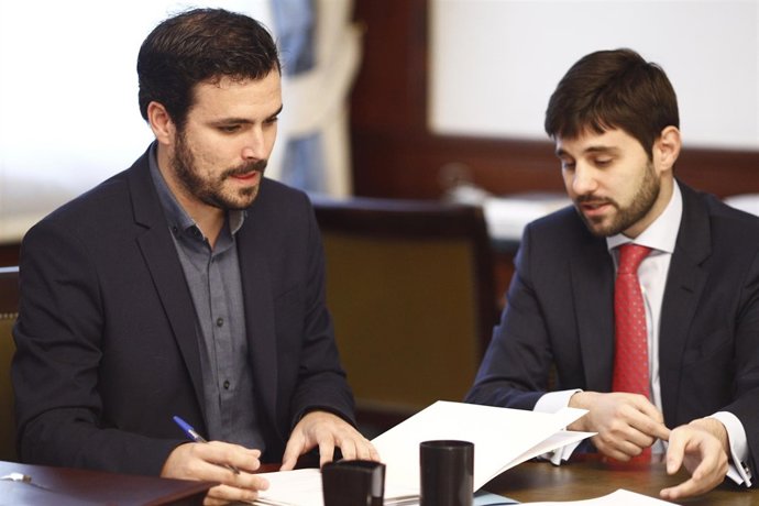Alberto Garzón recoge el acta de diputado en el Congreso
