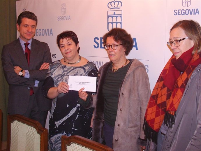Entrega del cheque en el Ayuntamiento