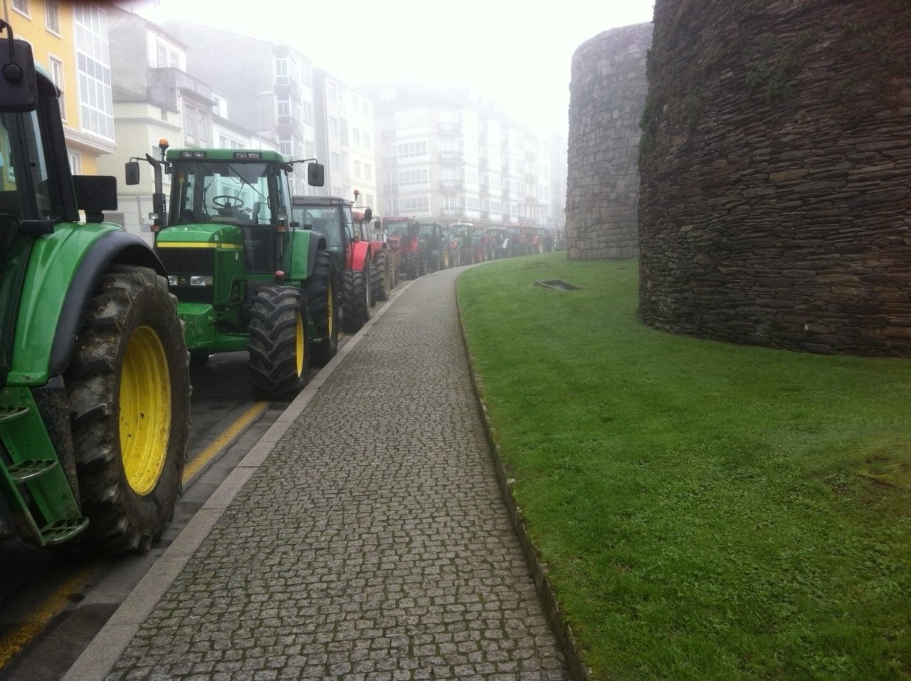 Tractores rodean la muralla de Lugo en defensa del sector lácteo.