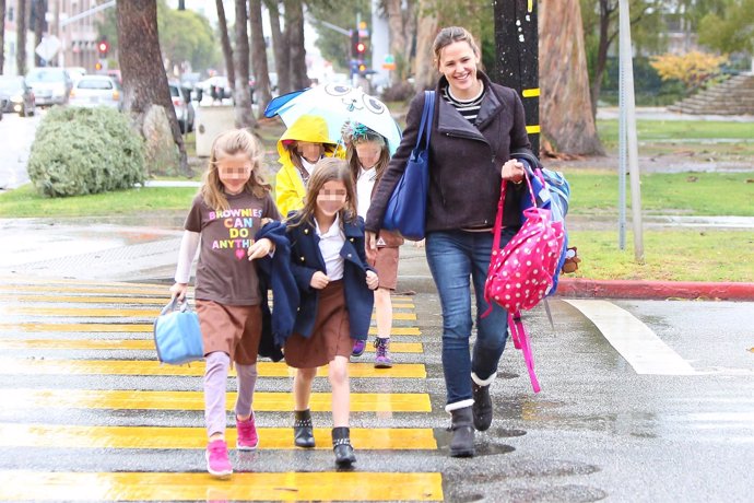 Jennifer Garner y sus hijas paseando por Los AngelesSanta Monica, CA - Newly sin