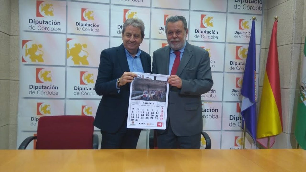 Blanco (dcha.) presenta el calendario solidario de Alcer-Córdoba