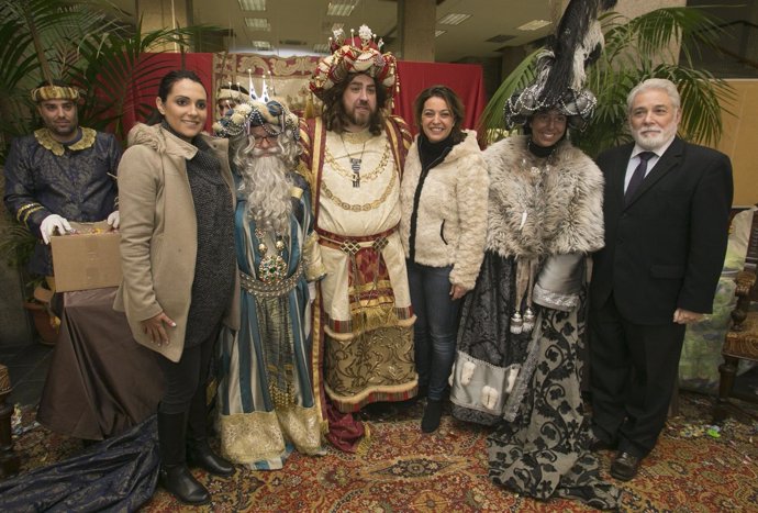 González (izda.) con la alcaldesa y los Reyes este miércoles en el Ayuntamiento