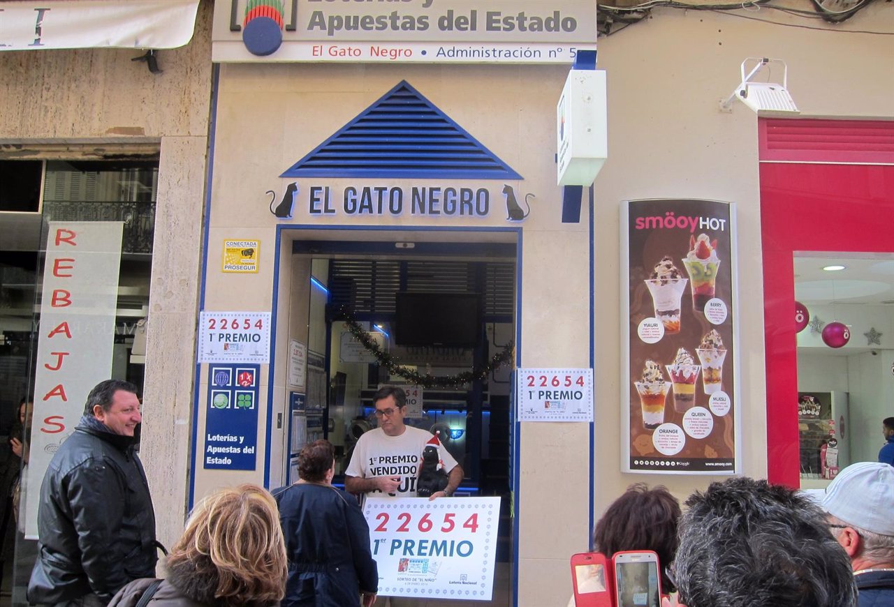 Administración de Loteria en Málaga reparte el primer premio de 'El Niño'