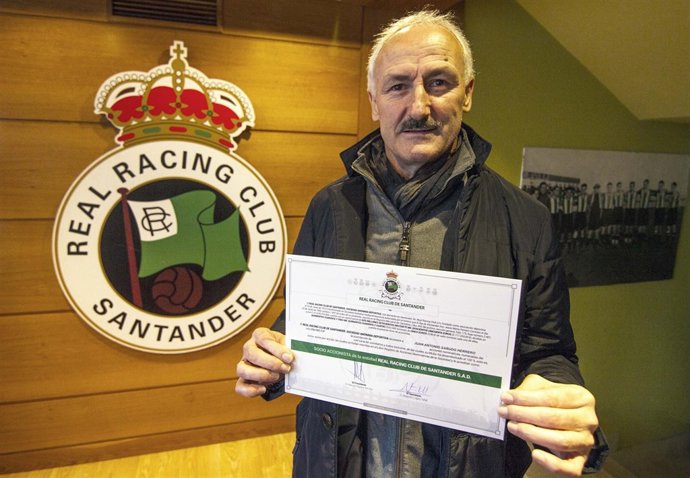 Sañudo con su título de accionista 