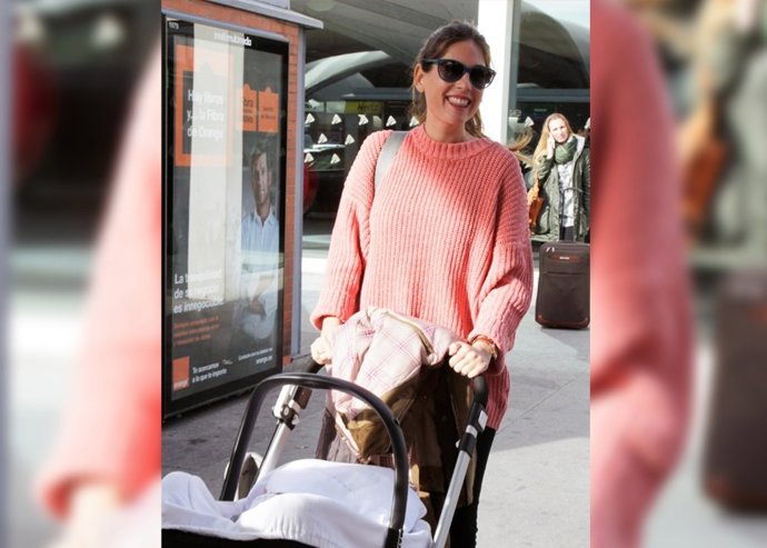 Lourdes Montes paseando a su bebé