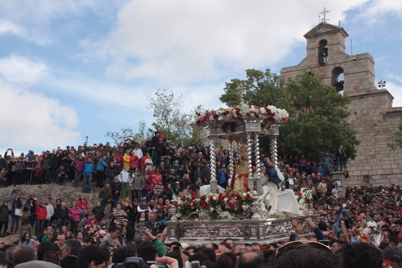 La Virgen de la Cabeza a su salida del Santuario en la romería de 2015
