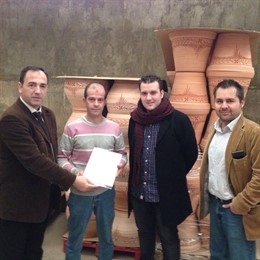 Entrega a Alfasur de la incripción en el Registro de Artesanos 